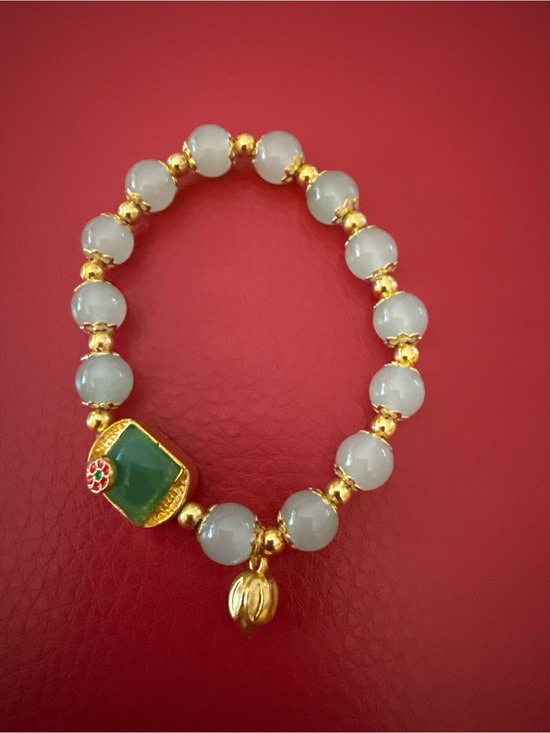 Jewelry - Jade Green & White Bead Stretch Bracelet
